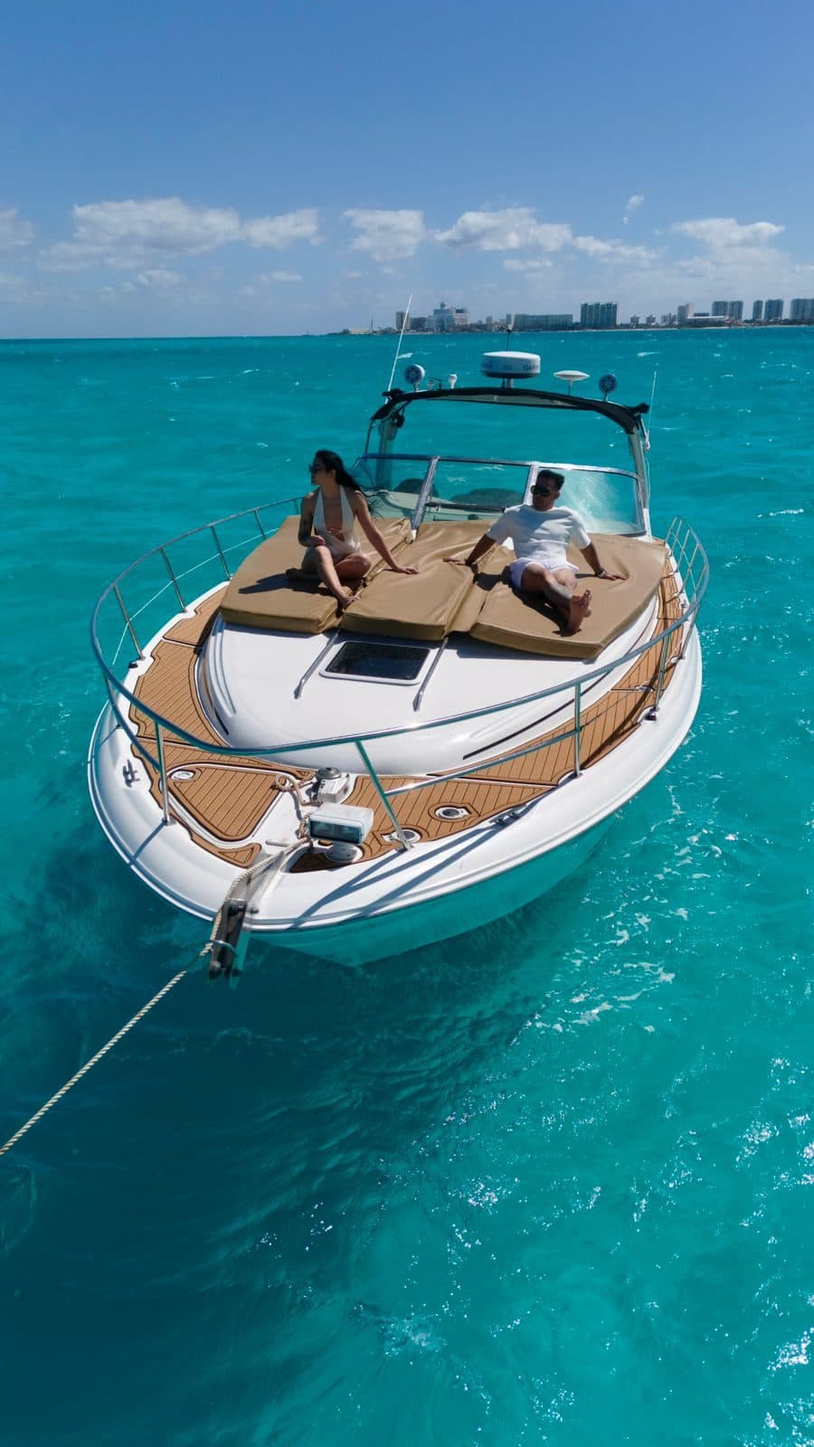 Solárium en la proa del yate con vista al Caribe