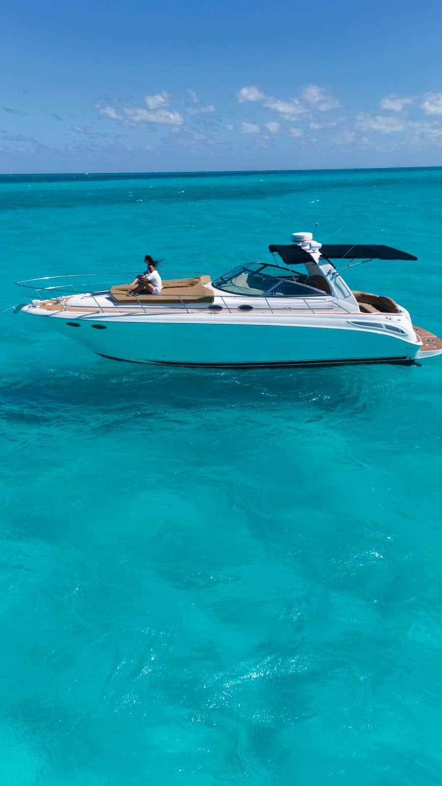 El yate navegando en el Caribe de Cancún
