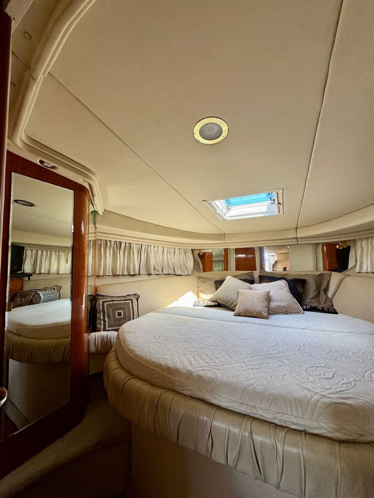 Cabina del yate con cama doble